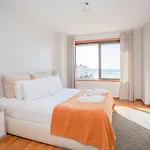 Liiiving In | Sea & River View 아파트