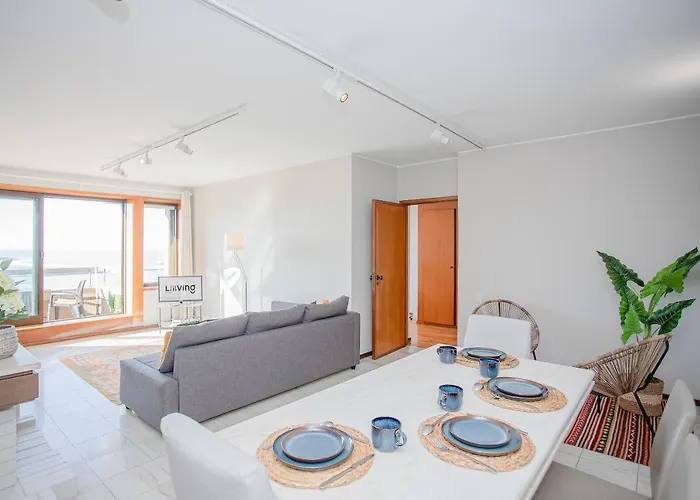 Liiiving In | Sea & River View Appartement