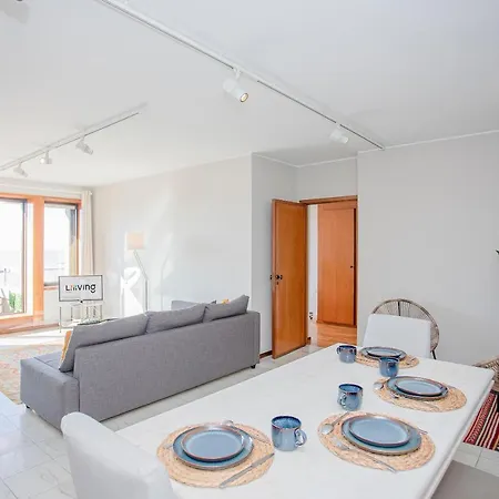 Liiiving In Porto | Sea & River View Apartment